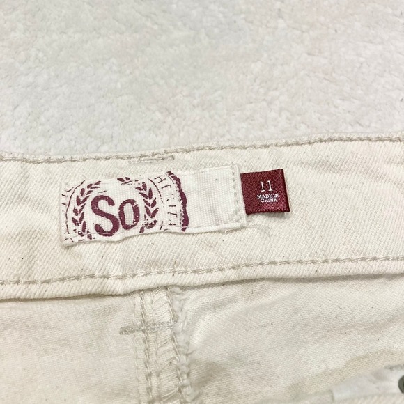 SO Juniors 11 Cream Distressed Shorts with White Lace Detailing - Picture 8 of 9